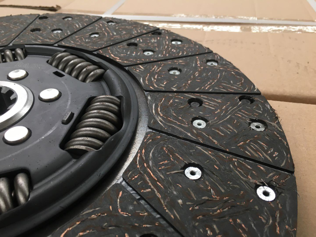 clutch disc .1878 001 501 . 1878 002 599. 1878 002 307.3151000 079. use for MAZ, PAZ, KAMAZ, KAVZ, YUTONG, AVIA TRUCK